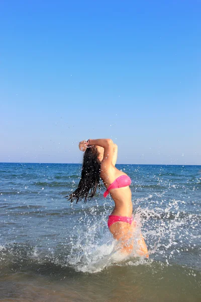 Sexy Bikini-Modell mit Spaß — Stockfoto
