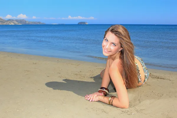 Menina atraente na praia — Fotografia de Stock