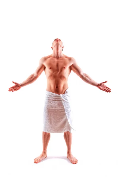 Hombre musculoso guapo en toalla — Foto de Stock