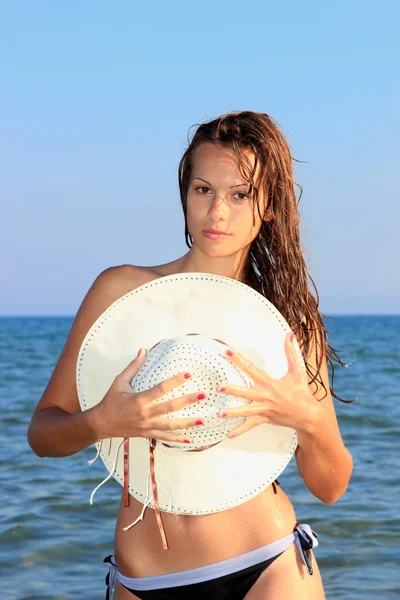 Attractive girl on the beach — Stock Photo, Image