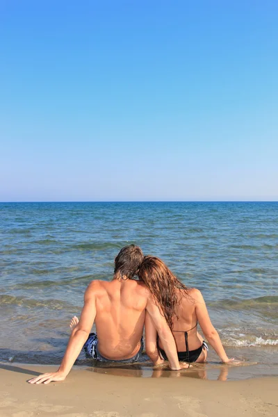 Retrato de casal feliz na praia — Fotografia de Stock