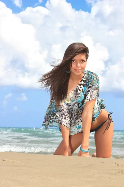 Приваблива дівчина на пляжі — стокове фото