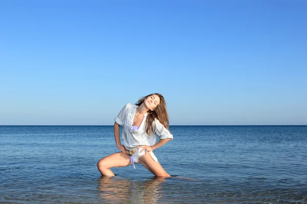 Aantrekkelijk meisje op het strand — Stockfoto