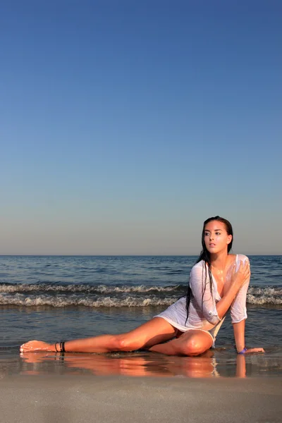 Sexy morena quente modelo de biquíni — Fotografia de Stock