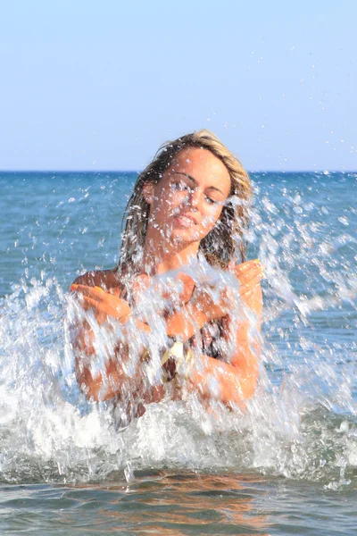Attraktiva flicka på stranden — Stockfoto