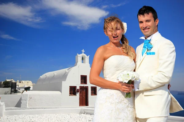 Bride and groom on Santorini — Stock Photo, Image