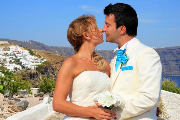 Жених и невеста на Санторини — стоковое фото