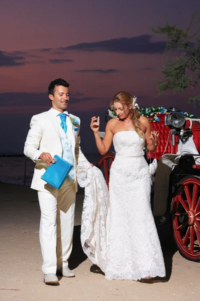Na pláži svatba: nevěsta a ženich — Stock fotografie