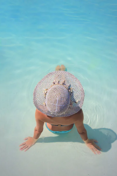 Jeune femme dans une piscine — Photo