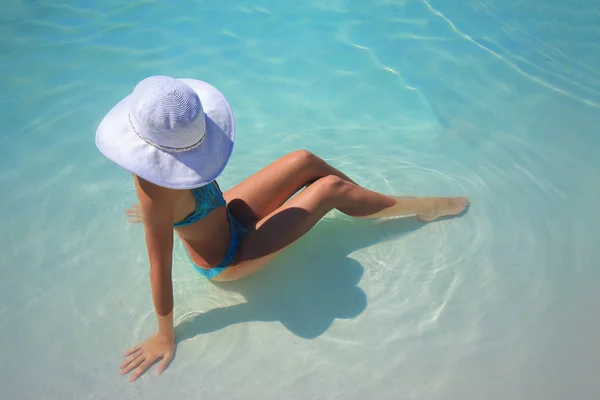 Yüzme havuzunda genç bir kadın — Stok fotoğraf