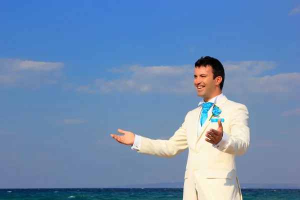 Bruidegom door de zee — Stockfoto