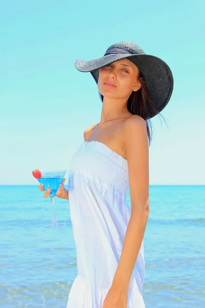 Mooi meisje op strand — Stockfoto