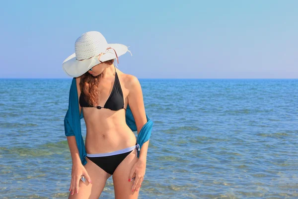 Привлекательная девушка на пляже — стоковое фото