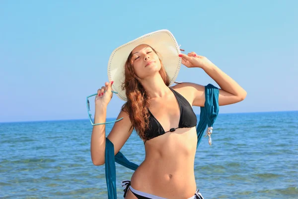 Çekici kız sahilde — Stok fotoğraf