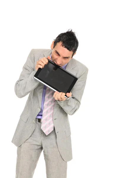 Młody biznes człowiek stojący za pomocą tabletu — Zdjęcie stockowe