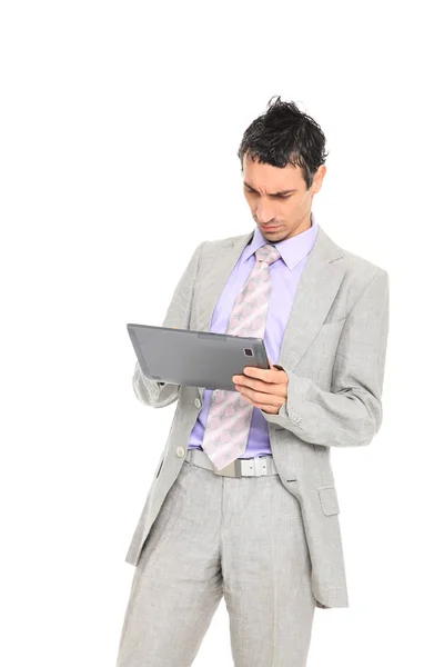 Молодой бизнесмен, стоящий за планшетом — стоковое фото