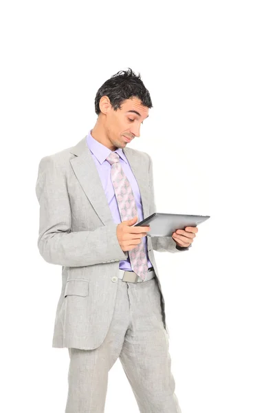 Jeune homme d'affaires debout utilisant une tablette — Photo