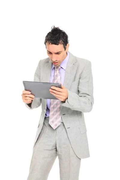 Молодой бизнесмен, стоящий за планшетом — стоковое фото