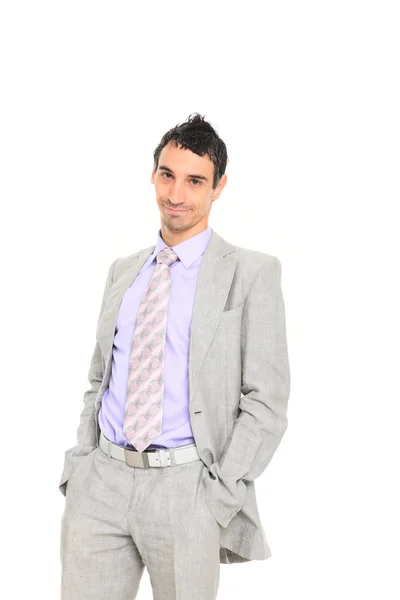 Молодой бизнесмен стоит с руками в кармане — стоковое фото