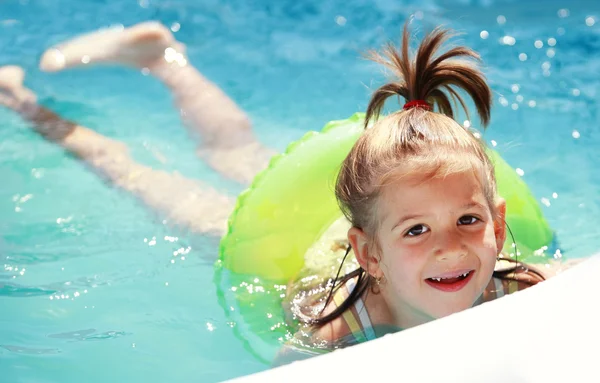 Child swimming in pool — Stock Photo, Image
