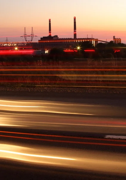 Driva posterar med ljus av trafik — Stockfoto