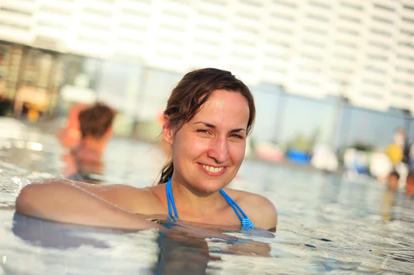 Młoda kobieta w basenie — Zdjęcie stockowe