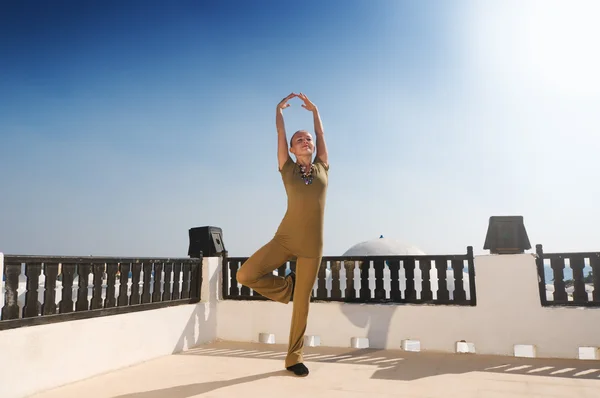 练瑜伽的女人 — 图库照片
