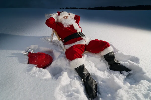 Weihnachtsmann entspannt sich auf der Sonnenliege — Stockfoto