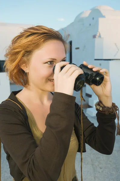 Mulher feliz com binóculos — Fotografia de Stock