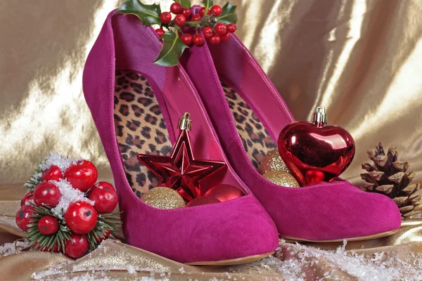 Κυρίες παπούτσια με Χριστουγεννιάτικα διακοσμητικά παιχνίδια — Φωτογραφία Αρχείου