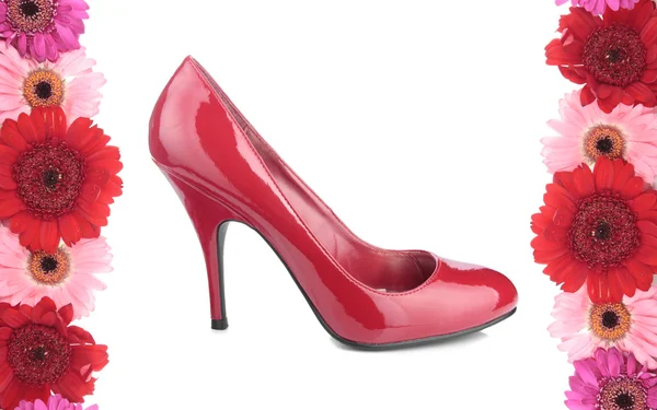 Сексуальне червоне взуття на каблуці з квітами над білим — стокове фото