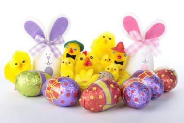 Easter bunnies ve beyaz yumurta kızlarla