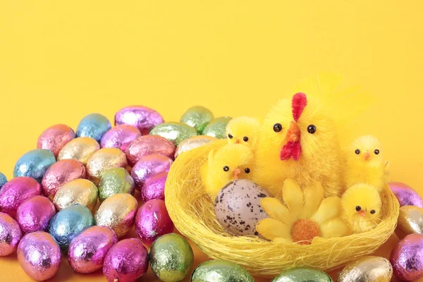 Uova di Pasqua e sopra giallo — Foto Stock