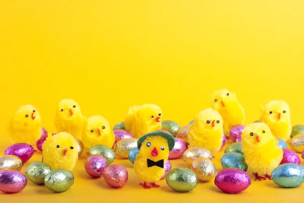 Пасхальні яйця і над жовтим — стокове фото
