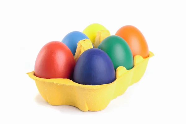 Кольорові великодні яйця в коробці над білим — стокове фото