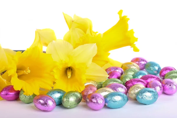 Весенний нарцисс цветы и пасхальные яйца изолированы над белым — стоковое фото