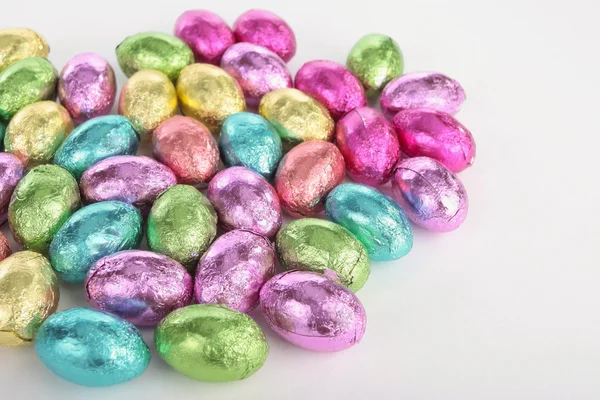 Colorefd ovos de Páscoa sobre branco — Fotografia de Stock