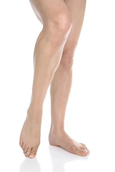 Beyaz arka plan üzerinde izole kadın bacakları — Stok fotoğraf