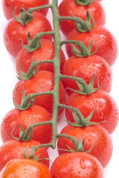 Beyaz arka plan üzerinde kiraz üzüm domates — Stok fotoğraf