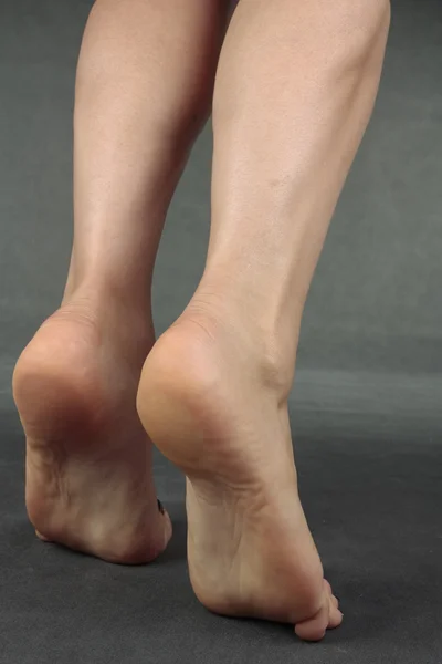 Kobieta nogi na szarym tle — Zdjęcie stockowe