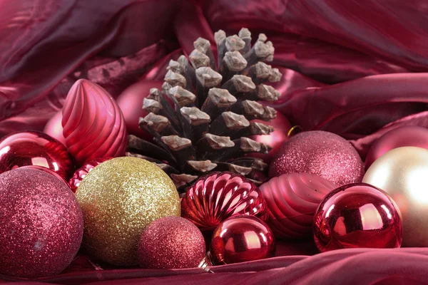 赤い背景の上のクリスマスの装飾 — ストック写真