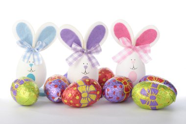 Easter bunnies ve beyaz yumurta kızlarla