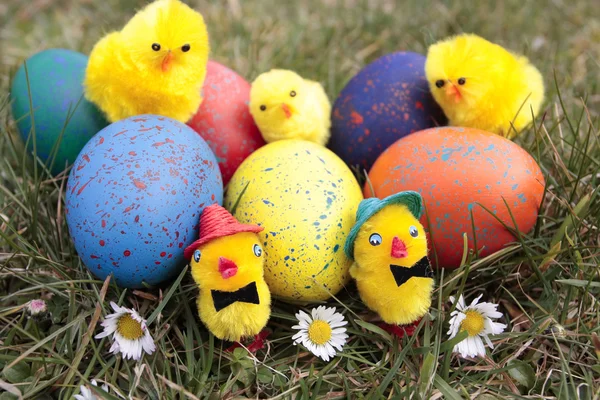 Uova di Pasqua colorate sul prato erboso — Foto Stock