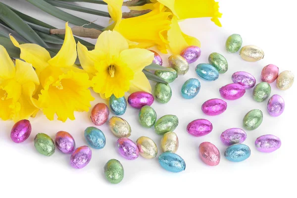 Flores de narciso de primavera y huevos de Pascua aislados sobre blanco —  Fotos de Stock