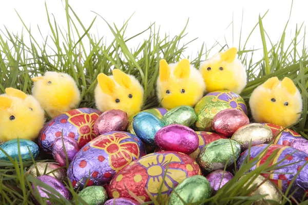 Coelhos de Páscoa e ovo sobre branco — Fotografia de Stock