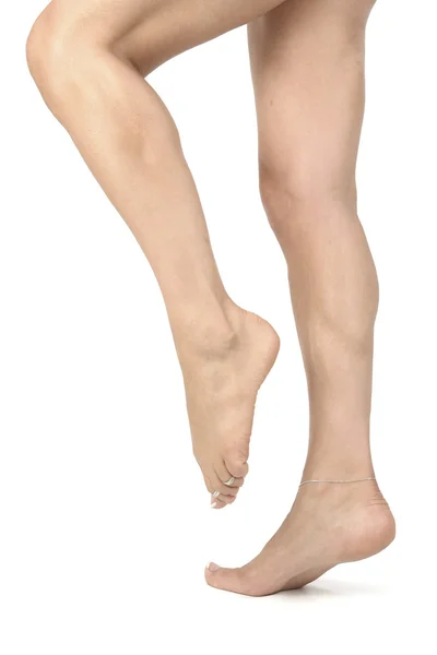 Mujer piernas aisladas sobre fondo blanco —  Fotos de Stock