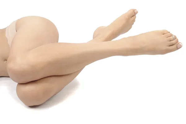 Vrouw benen geïsoleerd op witte achtergrond — Stockfoto