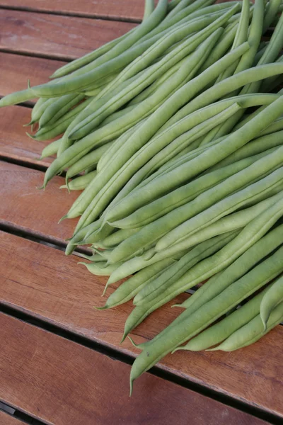 Fresh ripe green beans on garden table — Stock Photo, Image