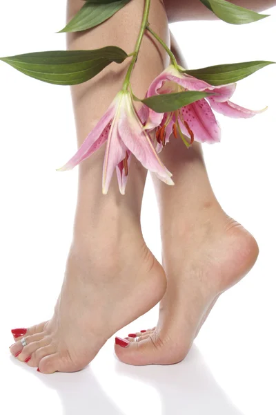 女性的脚用鲜花隔离在白色背景 — 图库照片