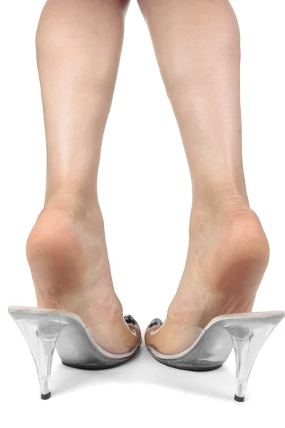 Topuk ayakkabı giyen güzel bir kadın bacakları — Stok fotoğraf